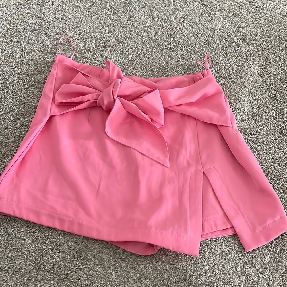Pink scort